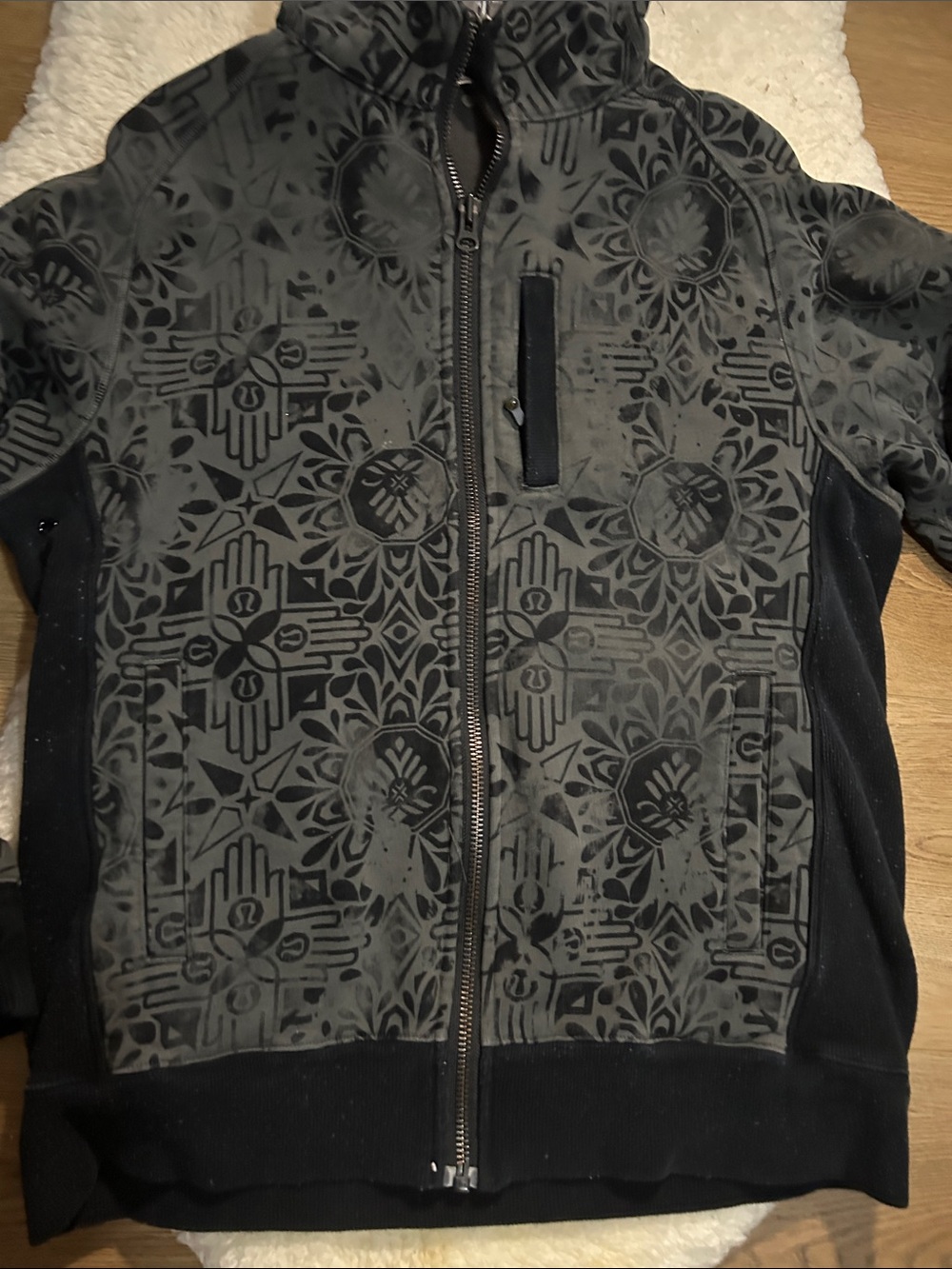 24”Ptp 27” length men’s Lulu with wear